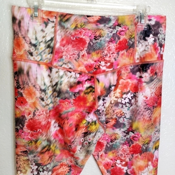 Athleta Elation Printed Capri Color Renewed Bloom Spring Pink sz L - Picture 5 of 8